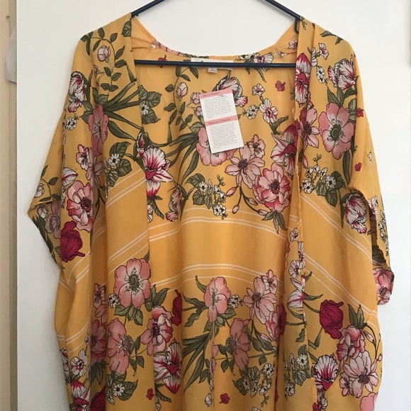 Blouse, never used.  Polyester .  Size medium. - Picture 2 of 2
